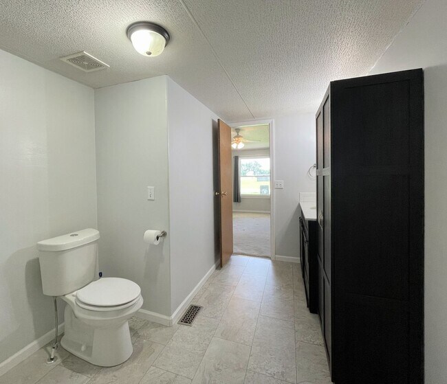 Building Photo - 3 bedroom home located in South Hutchinson