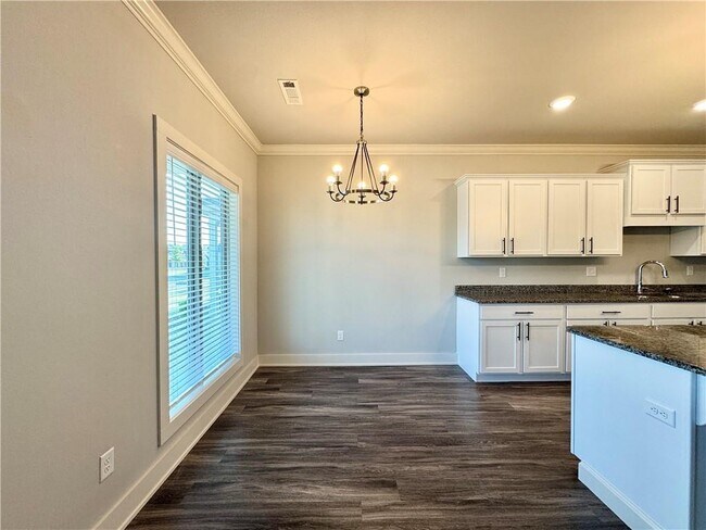 Building Photo - 832 NE Hts Ln