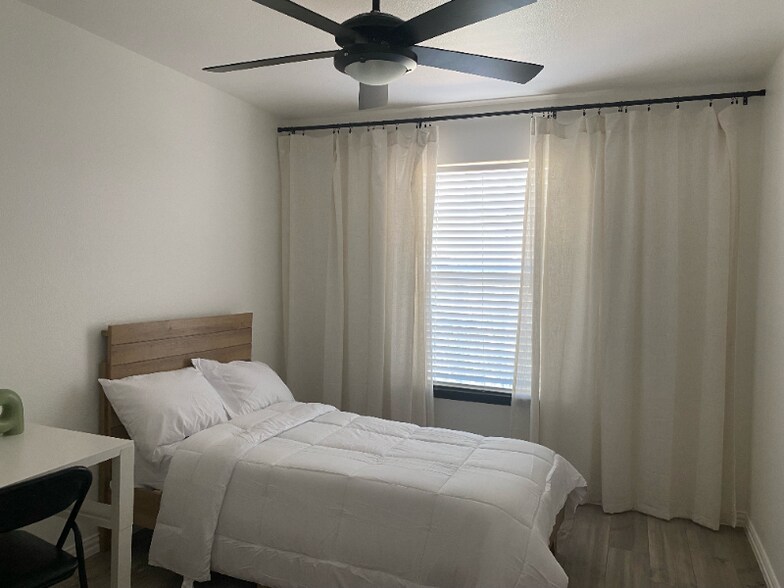 Building Photo - 2743 Hyde Park Dr