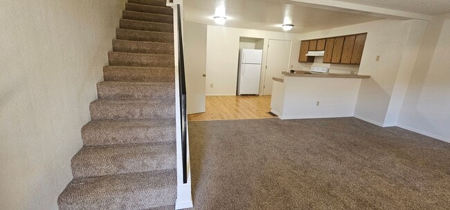 Building Photo - Three Bedroom Townhouse with Central Air, ...