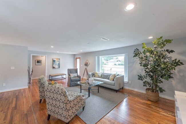 Building Photo - 10058 Larston St