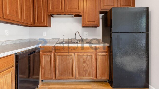 Building Photo - Unit APT B