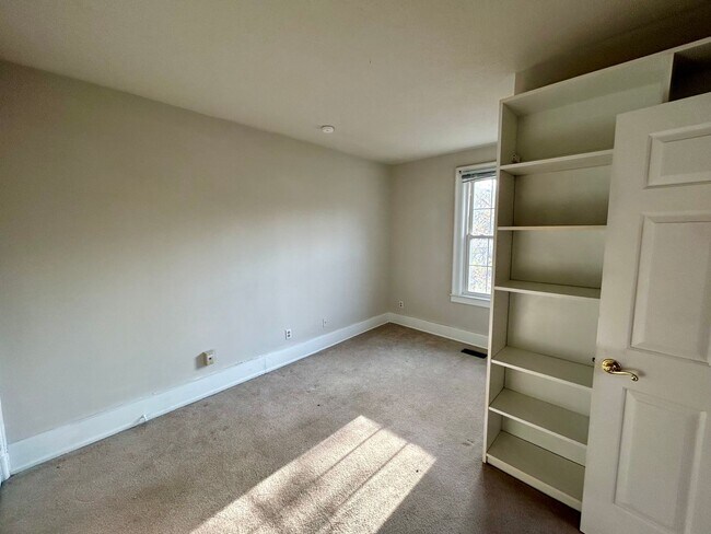 Building Photo - PLEASANT RIDGE - Huge Meticulous 2 bed 2 story home.  Fenced yard.