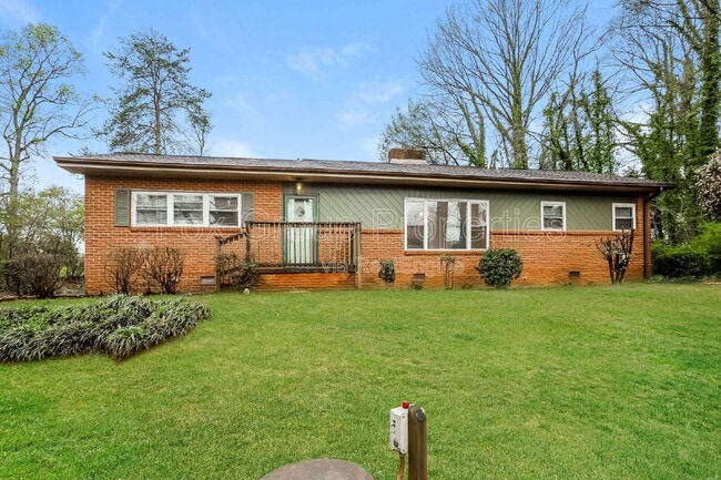 Building Photo - 1102 Woods Dr