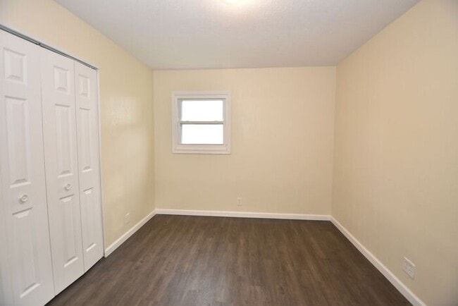 Building Photo - Elkhart North West- 3 bedroom ranch with d...