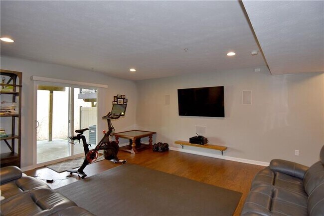 Building Photo - 616 Edison Dr