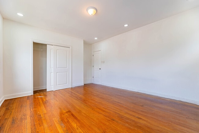 Building Photo - 1633 W 76th St