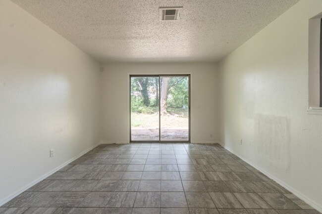 Building Photo - Cute 5 Bedroom House!