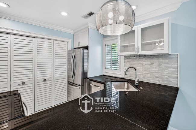 Building Photo - Quiet Coastal Living