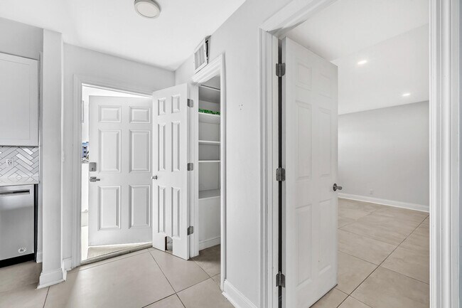 Building Photo - 3051 NE 48th St