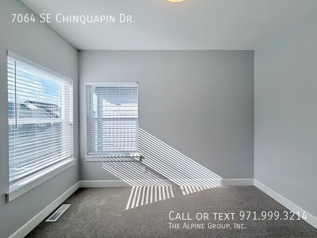 Building Photo - 7064 SE Chinquapin Dr