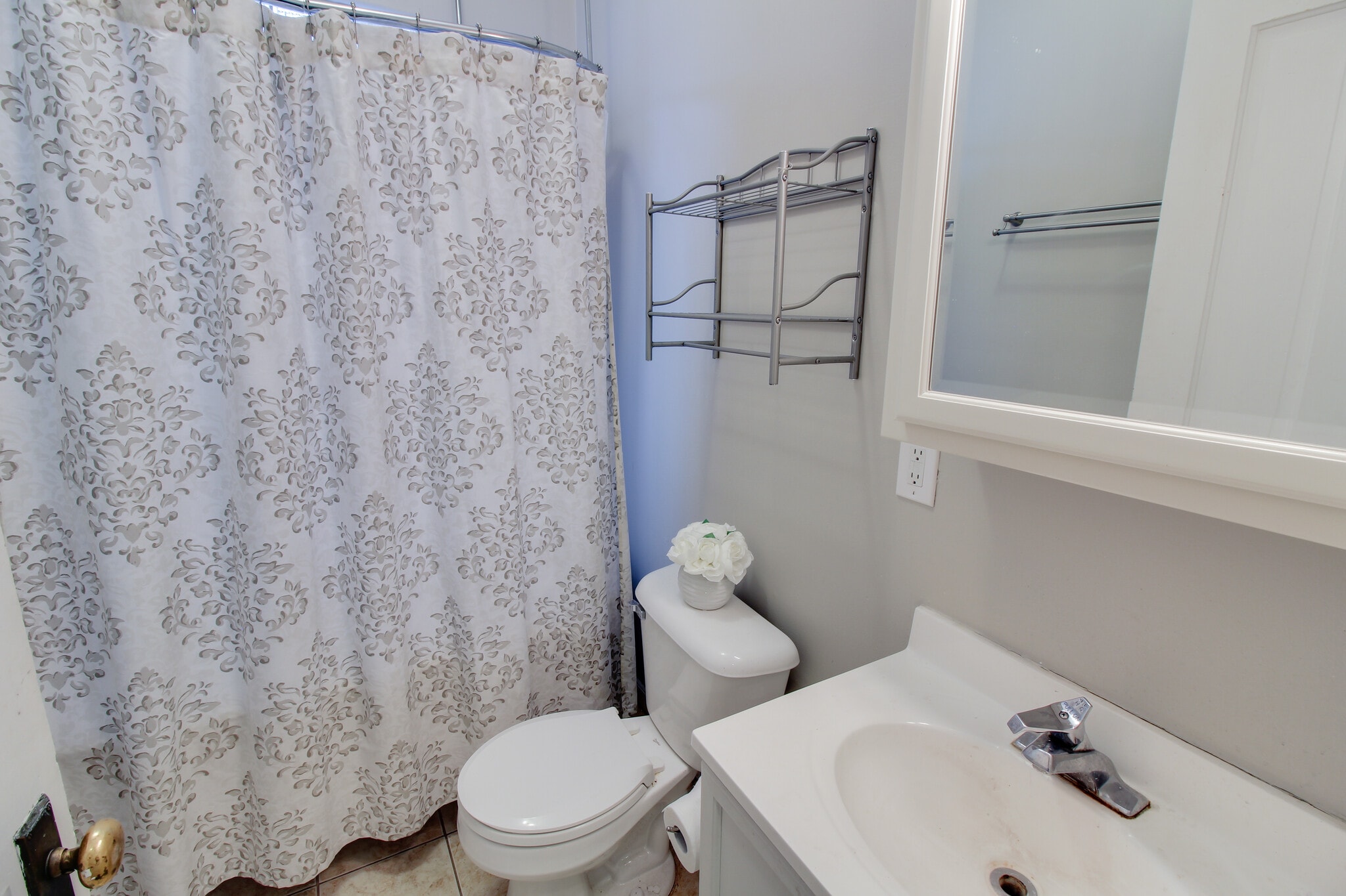 Bathroom - 1937 N Bartlett Ave