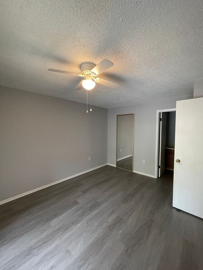 Building Photo - Prime Location! Water included! 2-bed 1-bath Condo!