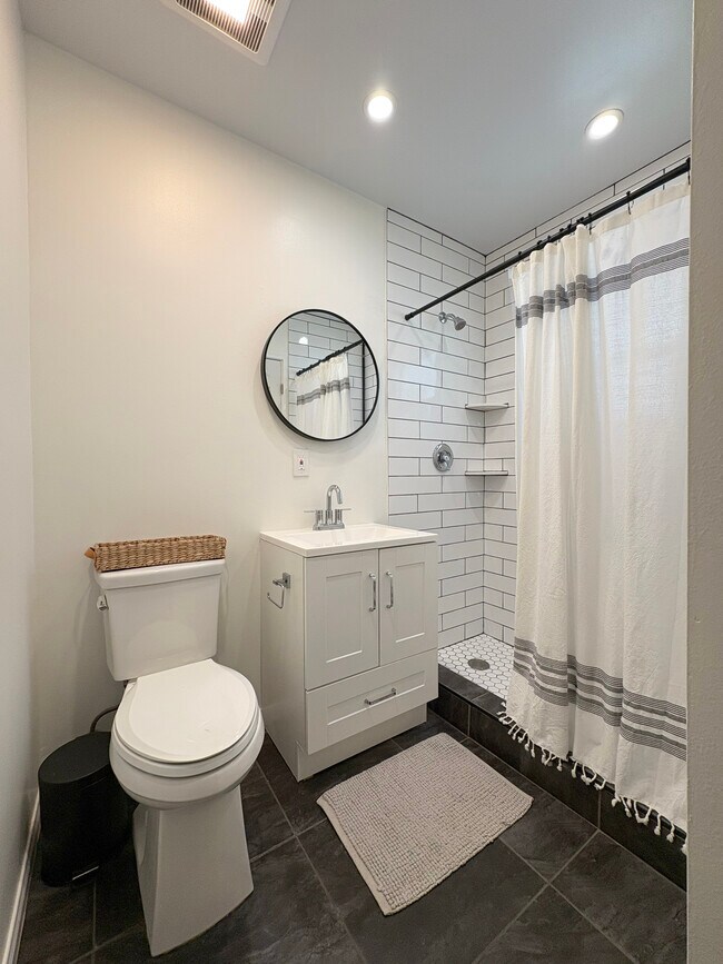 Building Photo - 813 W Beach Ave