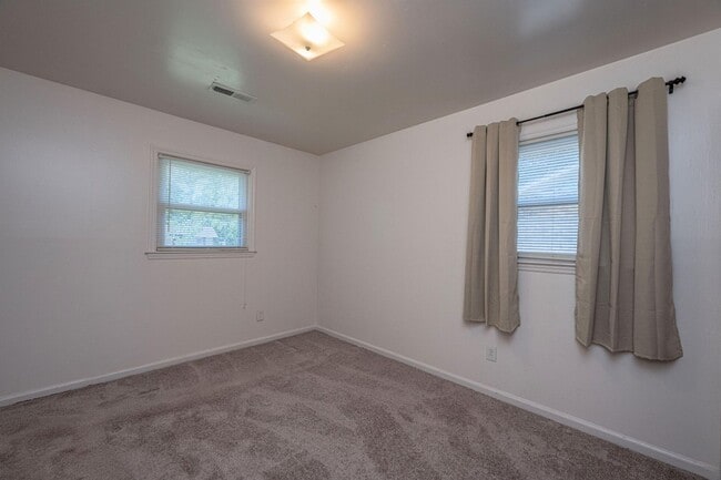 Building Photo - Charming 4 bedroom home with large yard