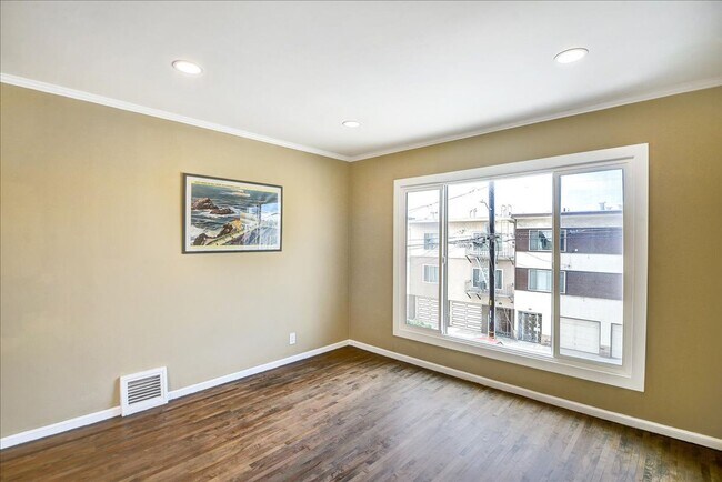 Building Photo - 1400-1402-1402 48th Ave