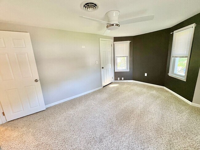 Building Photo - 4 Bedroom 2 Bathroom in Harrisburg!