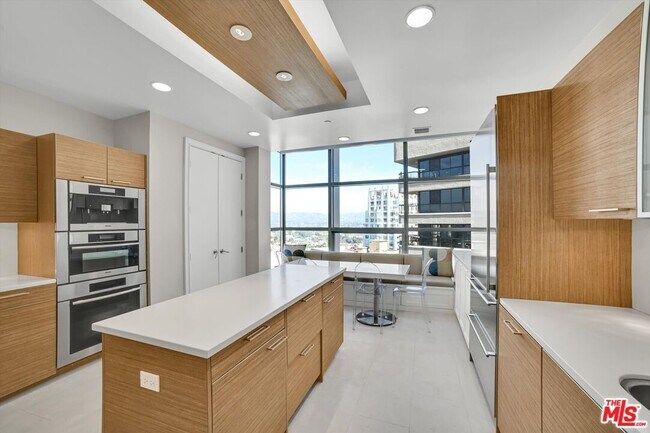 Building Photo - 10776 Wilshire Blvd