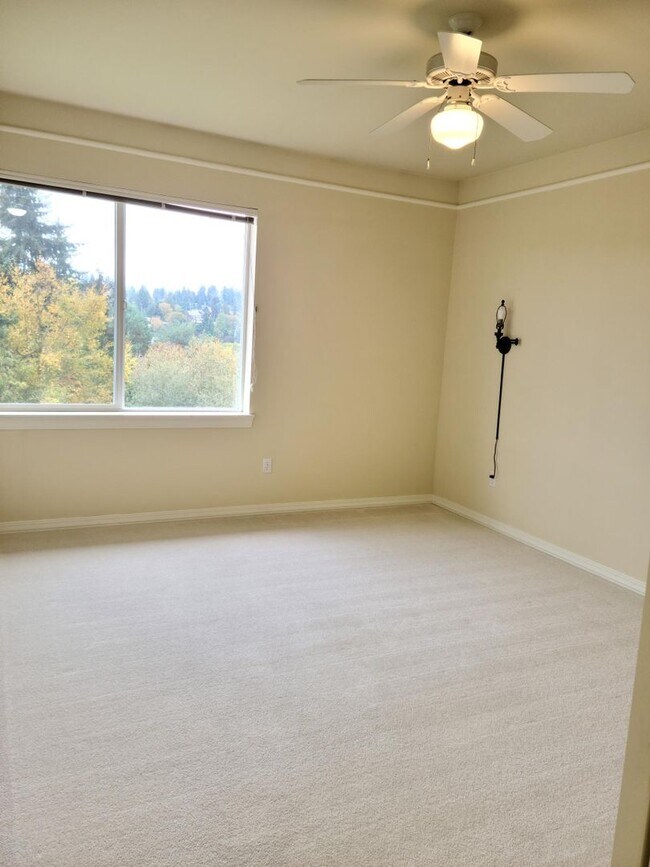 Building Photo - Spacious two bedroom condo!