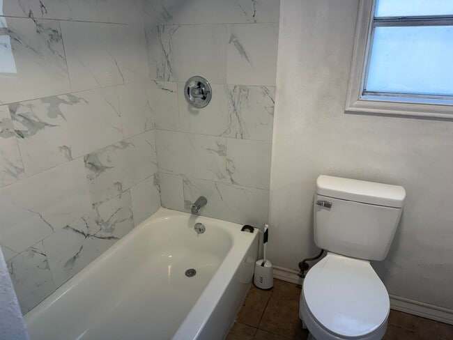 Building Photo - 1406 E Gustavus St