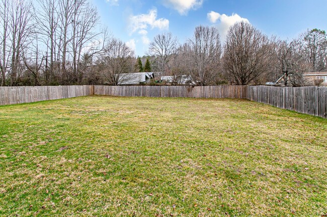 Building Photo - Ranch With Fenced Yard