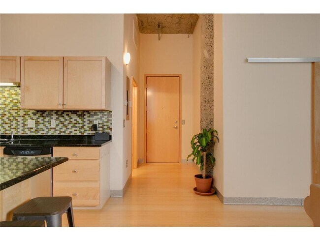 Building Photo - 521 S 7th St