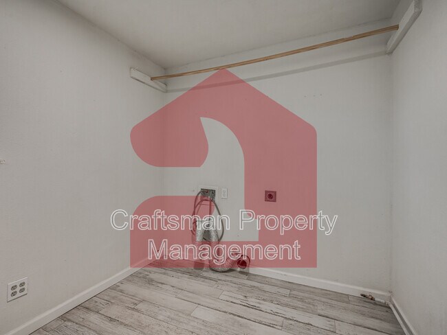 Building Photo - 224 W 5th St