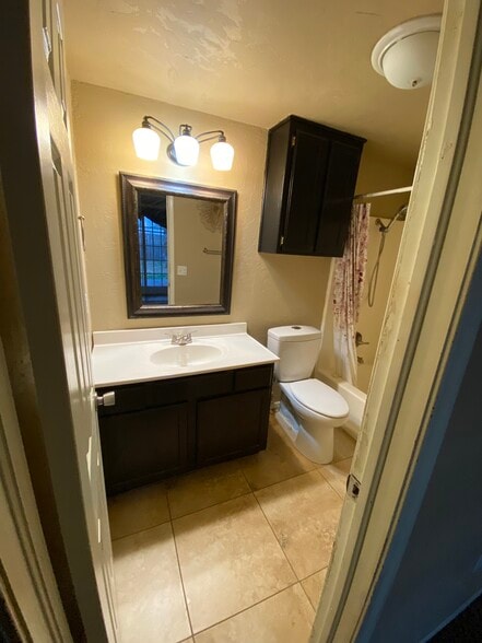 Master bath - 8309 S Brookline Ave