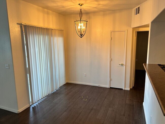 Building Photo - Beautiful unfurnished 2 bedroom in the Sou...