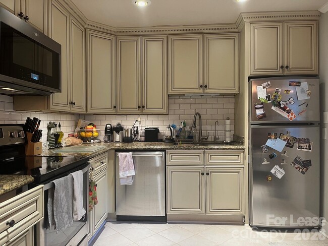 Building Photo - 544 Manhasset Rd