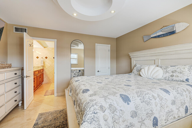Building Photo - 1161 Hillsboro Mile