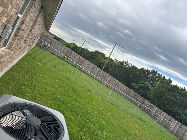 Building Photo - 613 Lost Trl