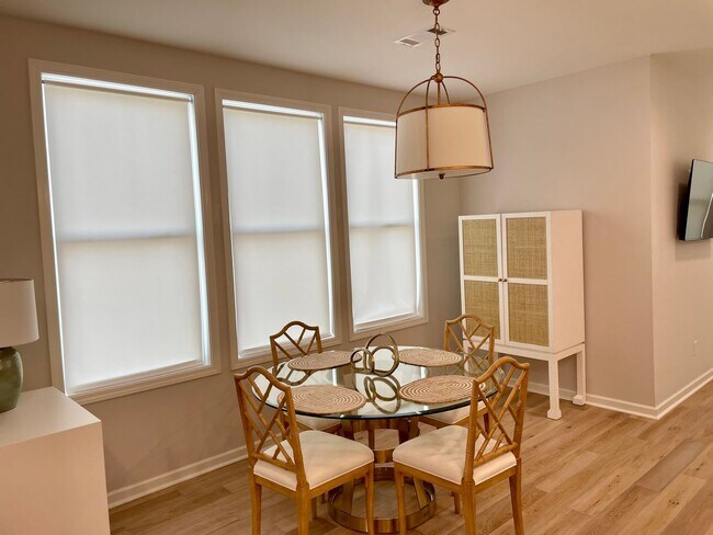 Building Photo - Great 5 Bedroom in Oxford Commons