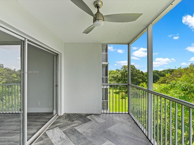 Building Photo - 3150 N Palm Aire Dr