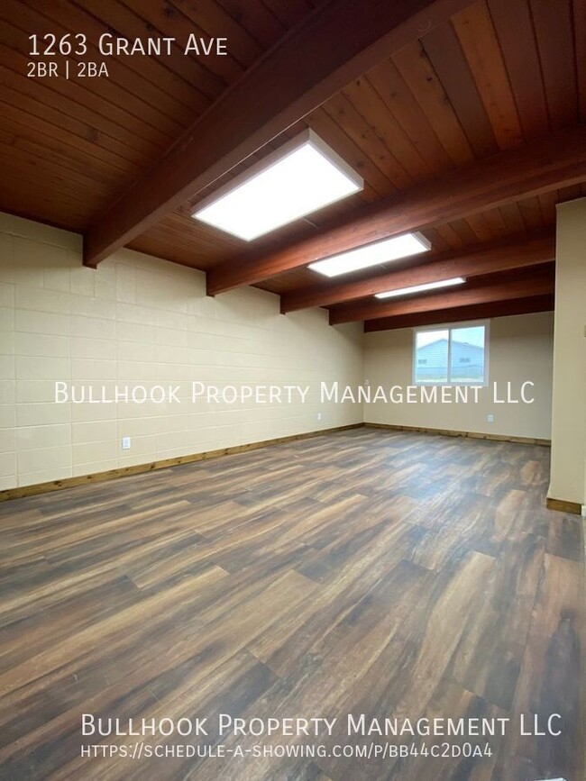 Building Photo - MOVE IN SPECIAL $300 off first full months...