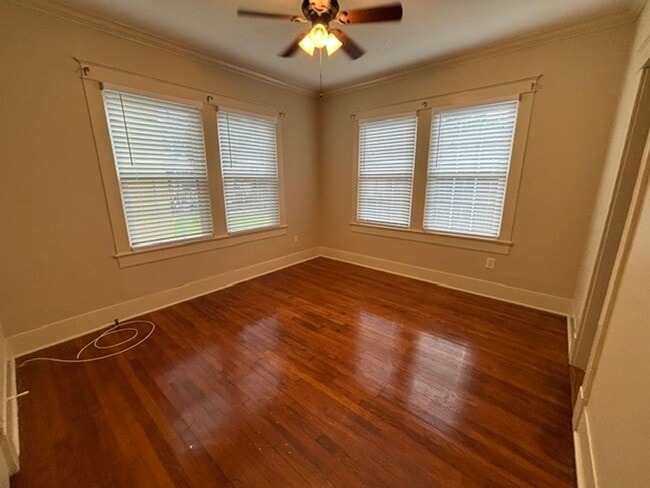 Building Photo - 3044 Wilshire Dr