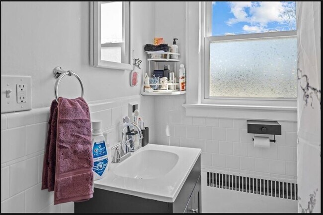 Building Photo - 68 Wood St