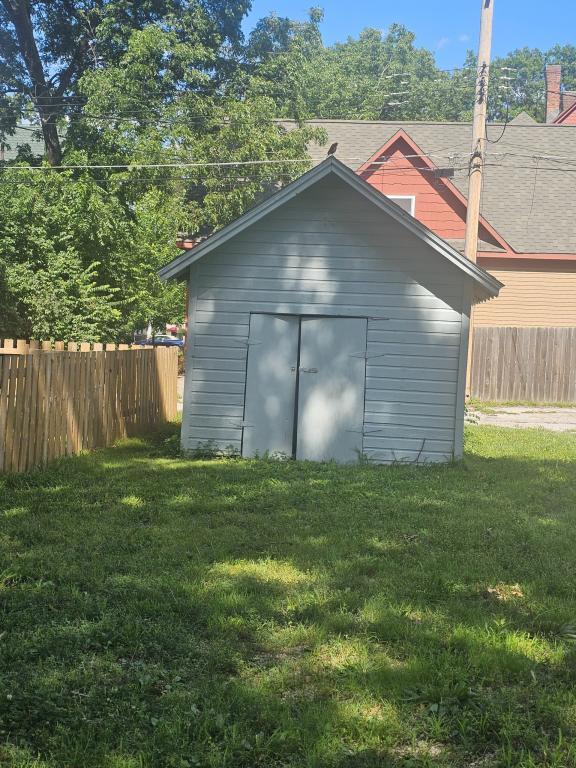 Building Photo - 325 S Elm St