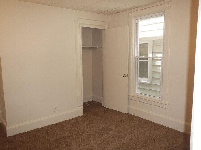 Building Photo - Bright  Second Floor Flat Around Corner Fr...