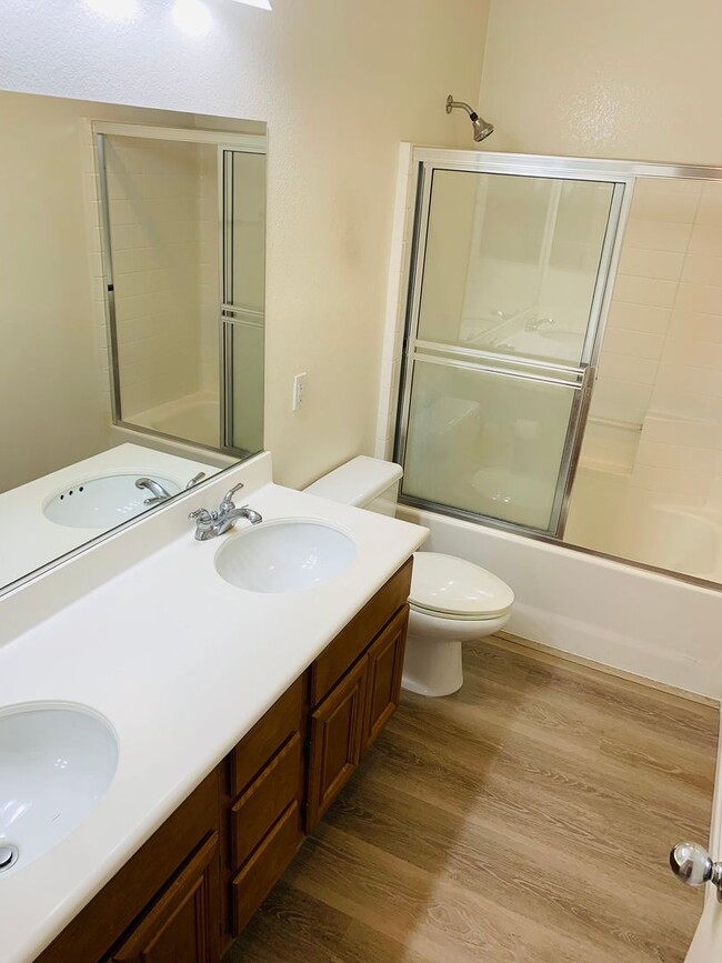 Building Photo - Large 4 bedroom home for lease in the hear...