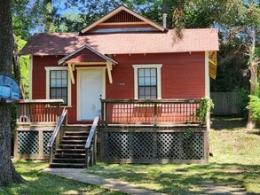 Building Photo - Cute and private....