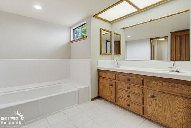 Building Photo - Spacious and Inviting 4Bdm 3Ba Home Nestled in the Scenic Hills of Fallbrook!