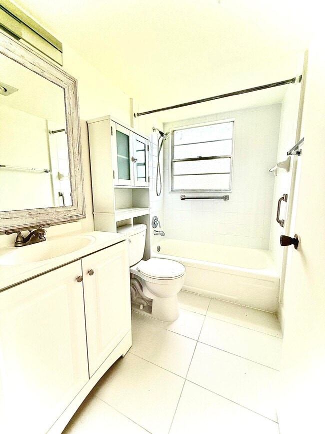 Building Photo - 402 Brighton J