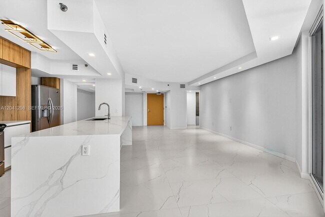 Building Photo - 16445 Collins Ave
