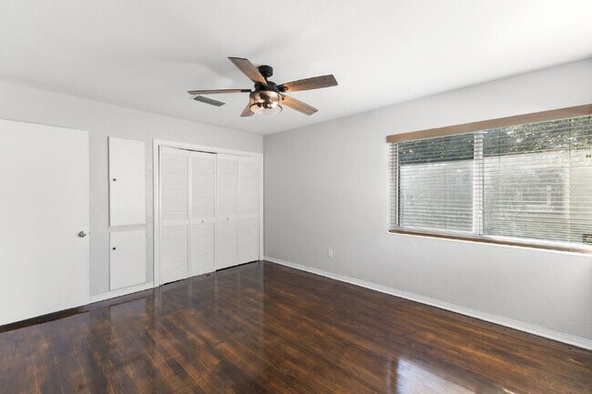 Building Photo - "Charming 3-Bed, 2-Bath Oasis in the Heart of Saint Petersburg – 1,366 Sq Ft of Comfort!"