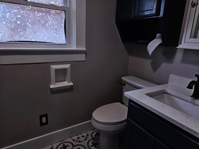 Building Photo - 110 Lexington Rd