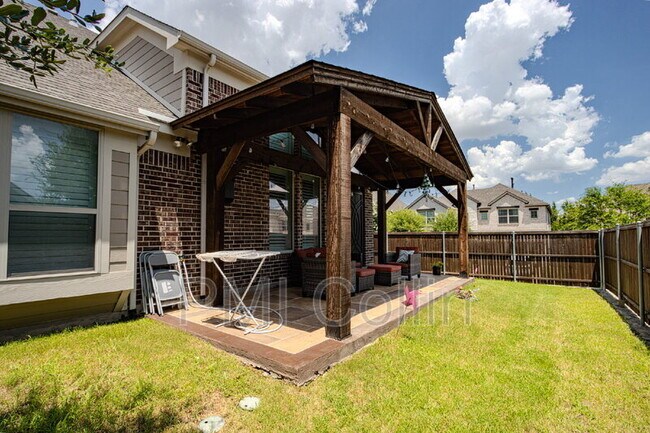 Building Photo - 8701 Fairway Ln