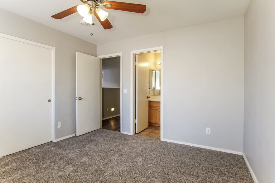 Building Photo - 10602 W Rosewood Dr