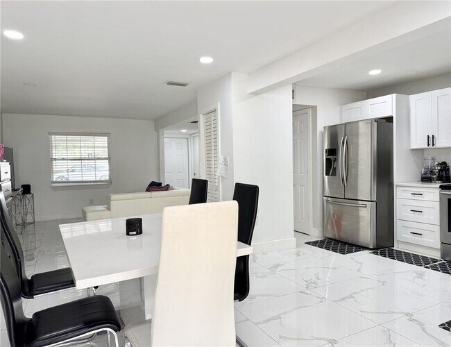 Building Photo - 5118 Tennis Ct Cir