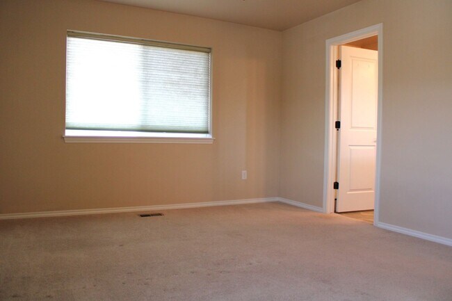 Building Photo - Stunning 3 Bedroom Home in North Fort Coll...